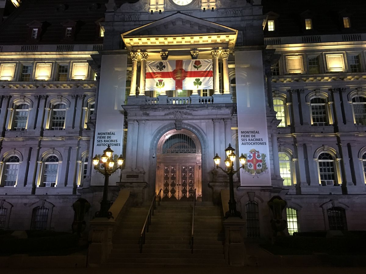 Rådhuset i Montreal, med byens flag 