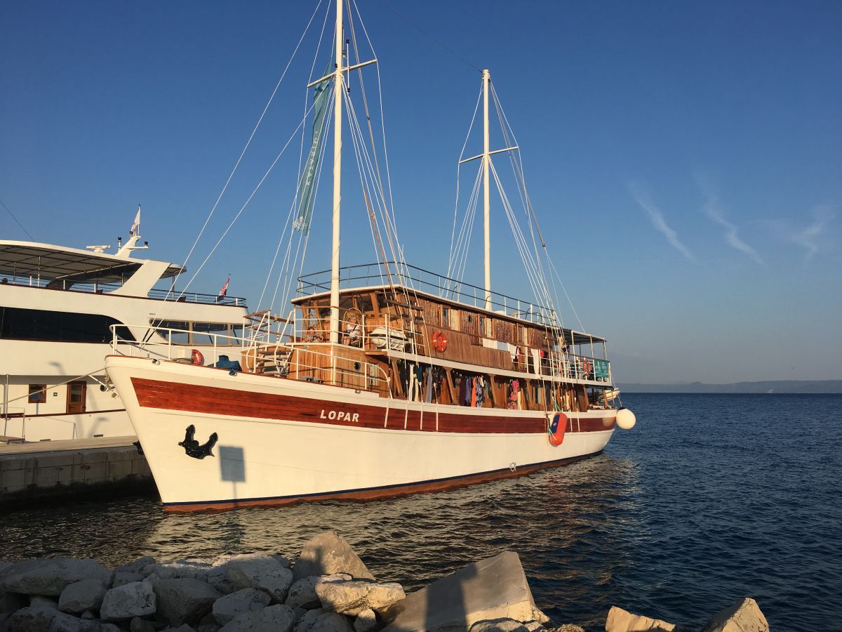 Heldigvis ligger vores skib og venter på os, for enden af molen er en lille strand hvor vi tager et forfriskende bad.